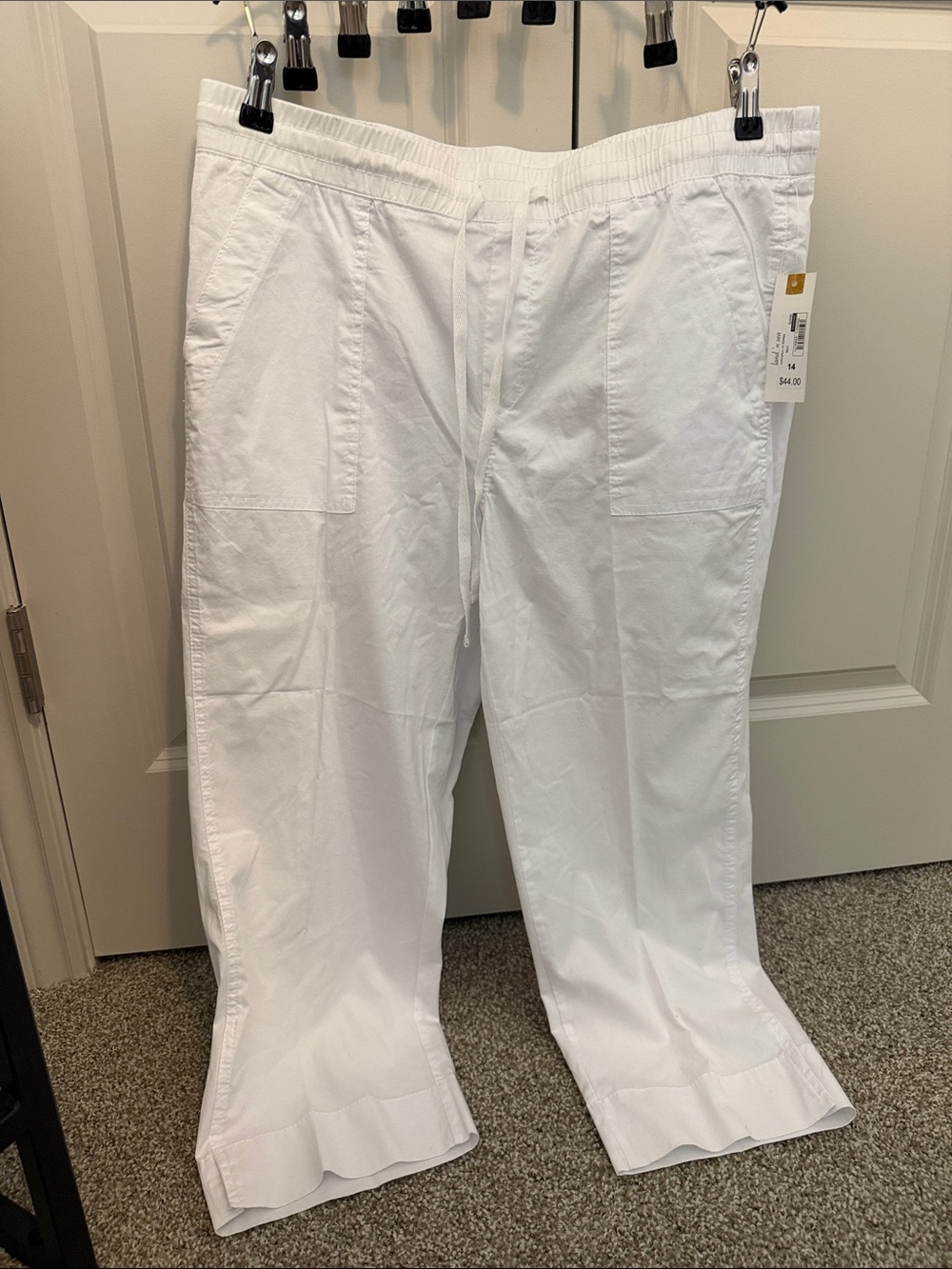 Women’s White Pull-On Capris